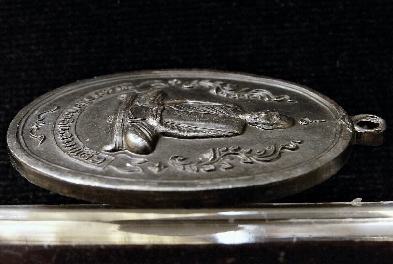 เหรียญรูปไข่ หลวงปู่โต๊ะ หลังยันต์ตรี รุ่น 125 ปี ออกวัดถ้ำสิงโตทอง เนื้อทองแดงรมดำ พร้อมกล่องเดิม - 3