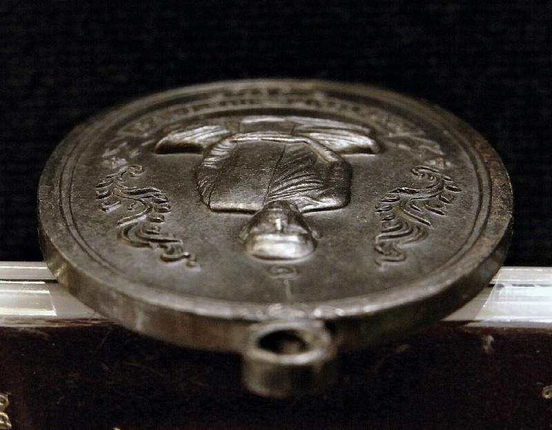 เหรียญรูปไข่ หลวงปู่โต๊ะ หลังยันต์ตรี รุ่น 125 ปี ออกวัดถ้ำสิงโตทอง เนื้อทองแดงรมดำ พร้อมกล่องเดิม - 4