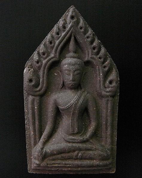 พระขุนแผนรุ่นแรก หลวงปู่กาหลง เขี้ยวแก้ว ผสมผงกรุเก่าบางขุนพรหม ปี พ.ศ. 2548 - 1