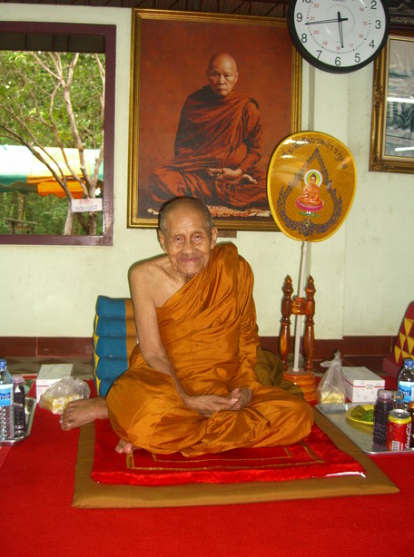 เหรียญรุ่นที่ 29 เนื้อ ทองแดงรมดำ หลวงปู่ผ่าน วัดป่าปทีปปุญญาราม จ.สกลนคร - 5