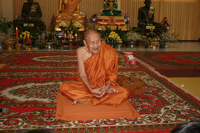 เหรียญรุ่นที่ 33 มหาเศรษฐี เนื้อทองแดงผิวไฟ หลวงปู่ผ่าน วัดป่าปทีปปุญญาราม จ.สกลนคร - 5
