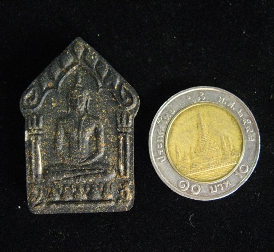 พระขุนแผนผงพรายกุมาร เนิ้อว่านสีดำ พิมพ์ใหญ่ หลวงปู่ฤทธิ์ ปี 47  - 3