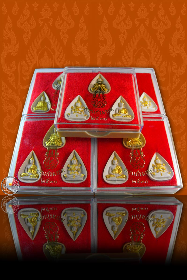 พระแก้วมรกต หลัง ภปร. เนื้อผง พิธีมหาพุทธาภิเษก ณ พระอุโบสถ์ วัดบวรนิเวศน์ฯ และวัดพระแก้ว ปี 2530 - 4