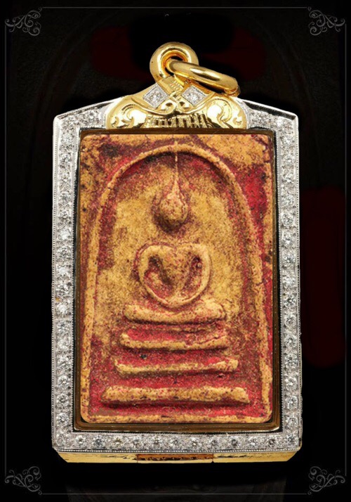 พระสมเด็จบางขุนพรหม พิมพ์พระประธาน (ใหญ่)อกวี เนื้อผงพุทธคุณลงชาดแดงกรุเก่า "พระสมเด็จสองคลอง"  - 2