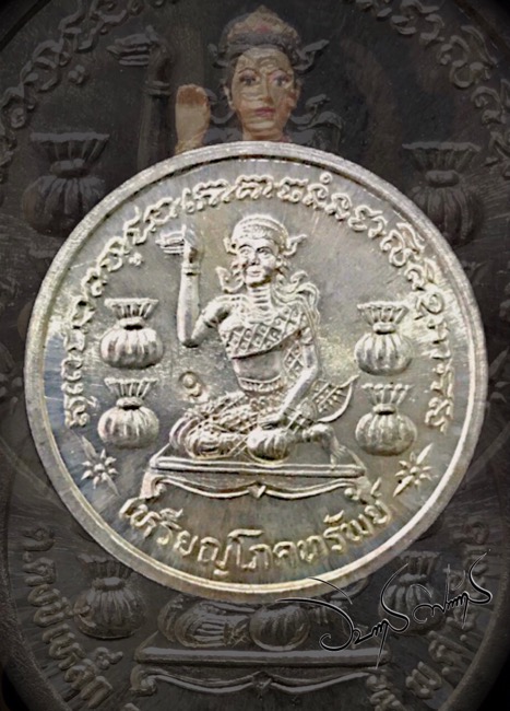 เหรียญโภคทรัพย์นางกวักเนื้อเงินหลวงพ่อกิมชุน วัดศรีเงินเจริญสุข ปี36 - 1
