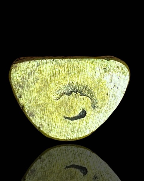 รูปหล่อยุคต้นหลวงพ่อแช่ม วัดดอนยายหอมตอกโค๊ตด้านหลังสังฆาฏิ - 3