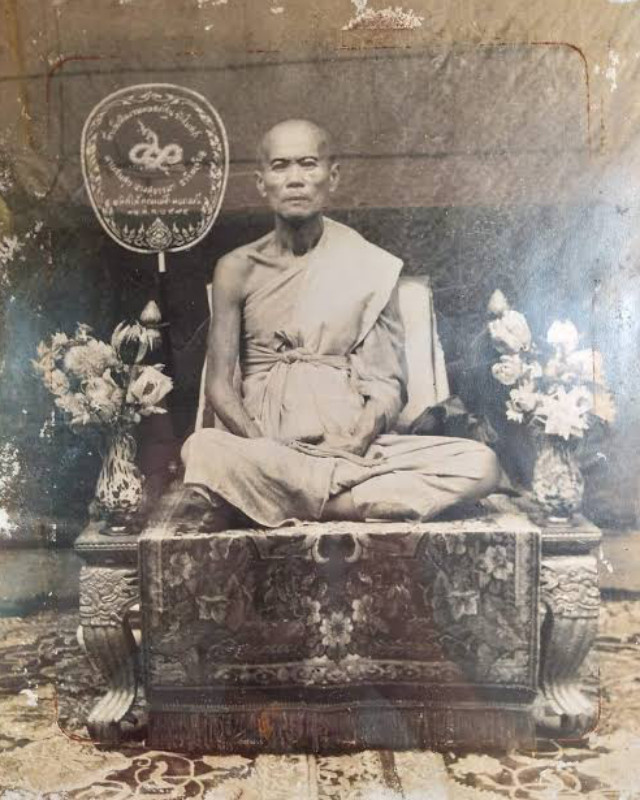 เหรียญหลวงปู่อินทร วัดโบสถ์ รุ่นแรกยันต์ตรง ปี2496 บล็อคเขยื้อน พิมพ์นิยม ล.ท.ร.บี้..กะไหล่ทองเดิม.. - 3