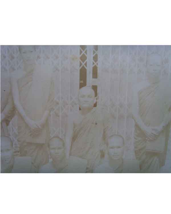 หลวงปู่ชา วัดหนองป่าพง (รูปถ่ายเก่า) - 2