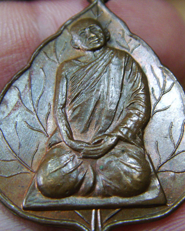 เหรียญหลวงปู่แหวน  พิมพ์ใบโพธิ์  วัดดอยแม่ปํ๋ง  ปี2517 สภาพสวย เนื้อทองแดง - 3