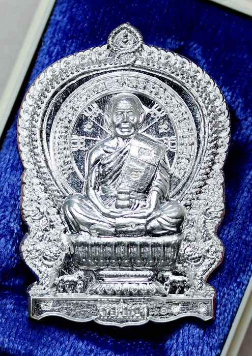 เหรียญนั่งพาน หลวงพ่อคูณ    รุ่นมหาอำนาจ     เนื้อเงิน   - 1