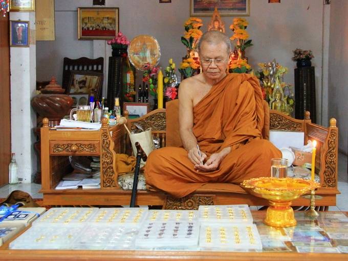 เหรียญเสมารุ่นแรก หลวงปู่สมบุญ ( หลวงปู่บุญ ) เนื้อทองแดงกะไหล่ทอง วัดปอแดง อปักธงชัย - 4