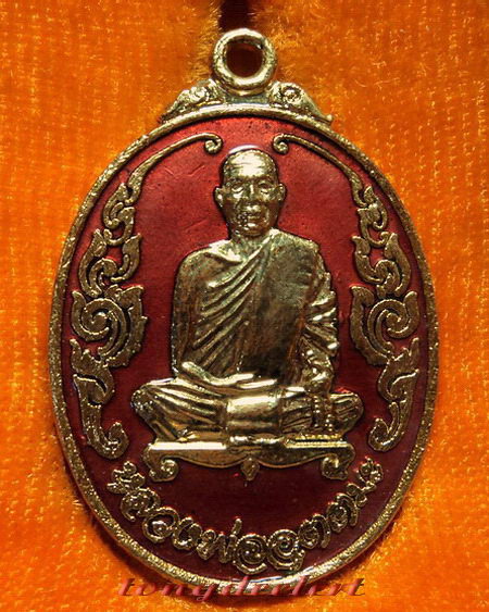 เหรียญกนกข้างหลวงพ่ออุตตมะ วัดวังก์วิเวการาม จ.กาญจนบุรี กะไหล่ทองลงยา สวยมากค่ะ - 1