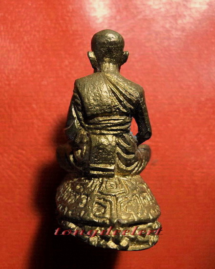 รูปเหมือนหลวงปู่หลิวนั่งเต่าคาบเงินคาบทอง วัดไร่แตงทอง ขนาดห้อยคอรุ่นแรก หายากค่ะ - 2