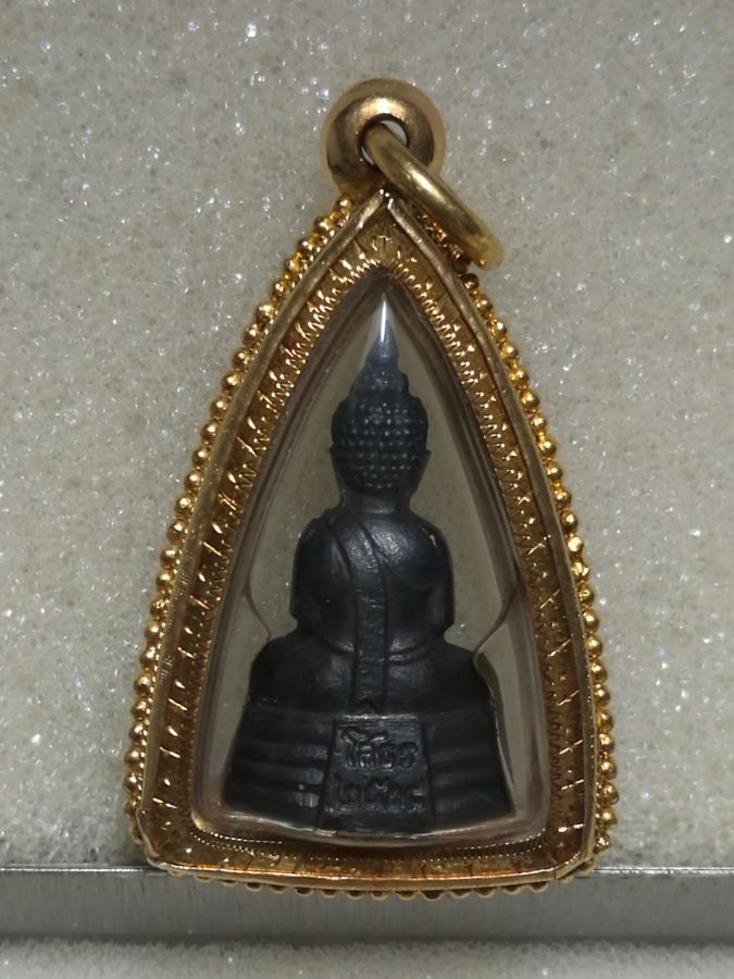 พระกริ่งหลวงพ่อโสธร รมดำ หน้ากลาง เทวดา ปี2508 เลี่ยมทองคำ - 3