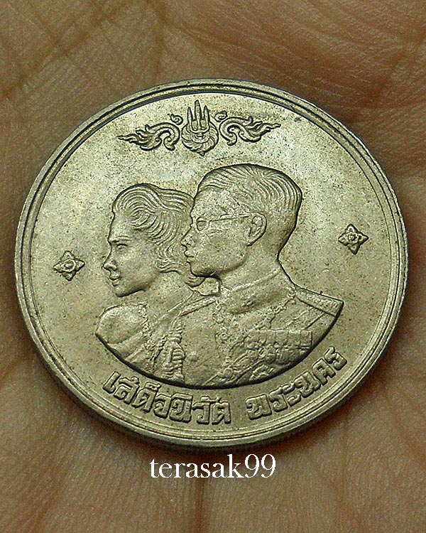 เหรียญในหลวงและพระราชืนี เสด็จนิวัตพระนคร ปี2504 สวยๆ (3) - 3