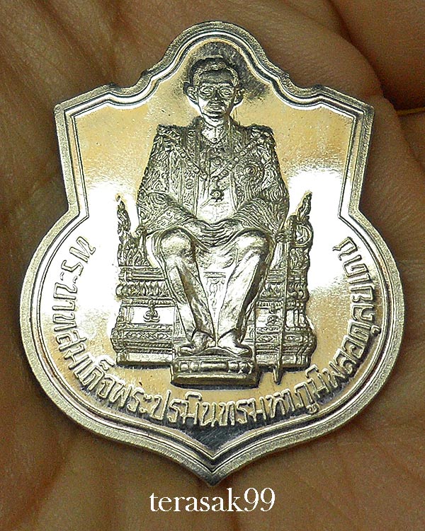 เหรียญในหลวงนั่งบัลลังก์ ฉลองครองราชย์50ปี ปี2539 เนื้อเงิน สร้าง 9,999 เหรียญ ราคาเบาๆ - 4