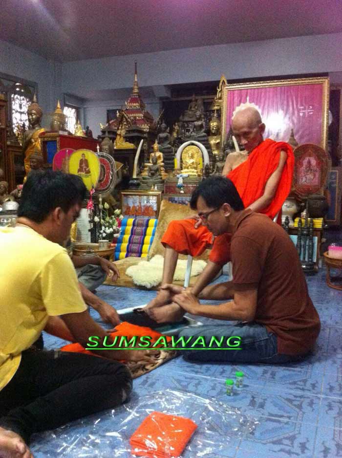 ผ้ายันต์รอยมือ-รอยเท้า พระครูสุนทรธรรมนิวิฐ (พ่อรวย ปาสาทิโก) วัดตะโก อ.ภาชี จ.พระนครศรีอยุธยา 3 - 2