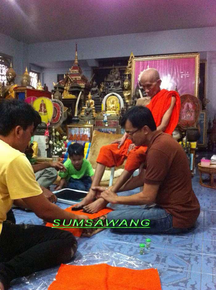 ผ้ายันต์รอยมือ-รอยเท้า พระครูสุนทรธรรมนิวิฐ (พ่อรวย ปาสาทิโก) วัดตะโก อ.ภาชี จ.พระนครศรีอยุธยา 3 - 3