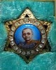 เข็มกลัดหลวงพ่อฤาษีลิงดำ งานเป่ายันต์เกราะเพชรครั้งที่ 7 ปี 2530 กล่องเดิม