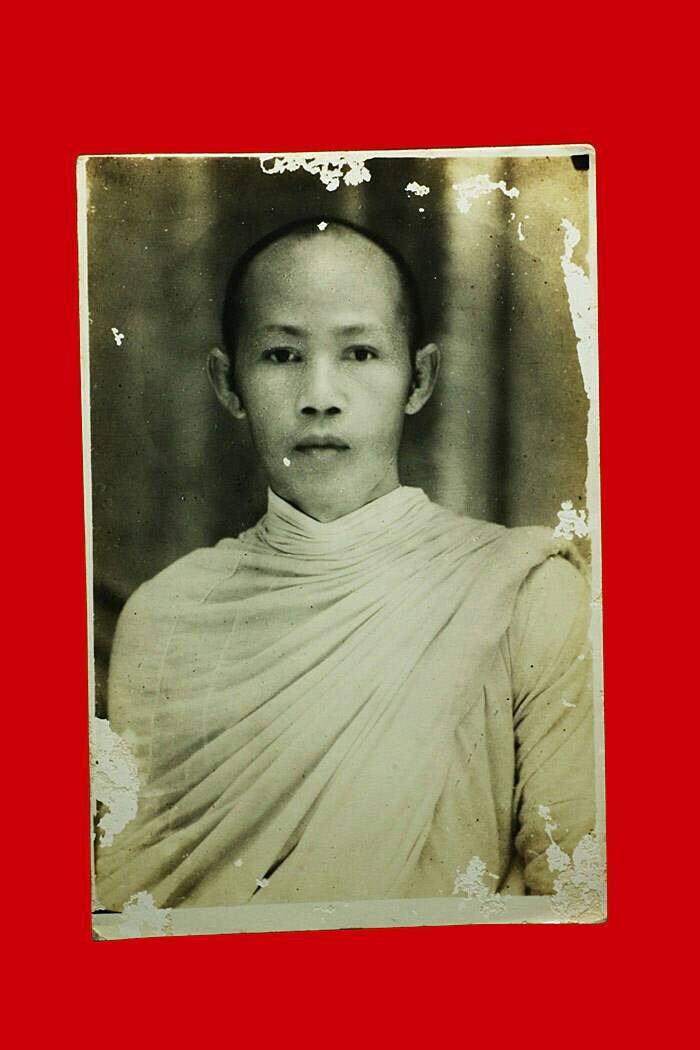 ภาพถ่ายหน้าหนุ่ม  หลวงพ่อฮวด วัดหัวถนนใต้ นครสวรรค์ - 1