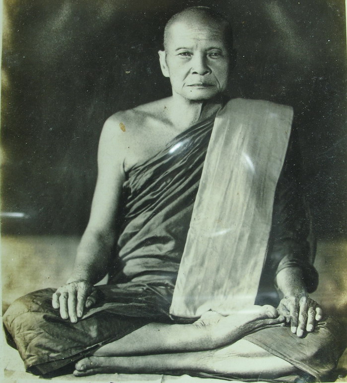 รูปหล่อปั๊มจับเข่ารุ่นสอง หลวงพ่ออินทร์ อินทโชโต วัดเกาะหงษ์ พศ.๒๕๑๒ - 4