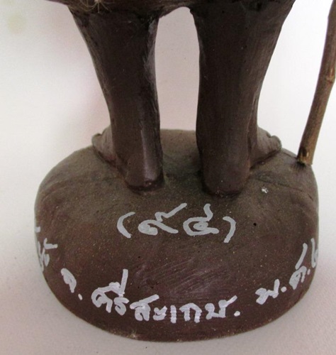 พระบูชาหลวงปู่หมุน ฐิตสีโล วัดบ้านจาน สูง ๑๙ นิ้ว หมายเลข ๙๔ แบบฉบับรุ่นแรกปี ๔๓ เนื้อแร่เหล็กน้ำพี้ - 4