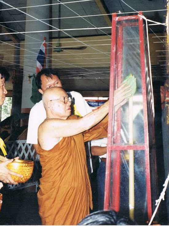 หลวงพ่อคูณ วัดบ้านไร่ รูปเหมือนเตารีดรุ่นแซยิด ๖ รอบ สงเคราะห์คนชราตลาดแค เนื้อเงิน - 4