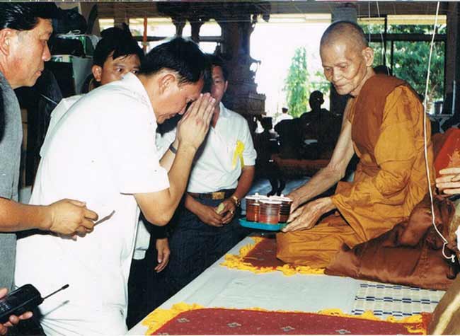 หลวงพ่อคูณ วัดบ้านไร่ รูปเหมือนเตารีดรุ่นแซยิด ๖ รอบ สงเคราะห์คนชราตลาดแค เนื้อเงิน - 5