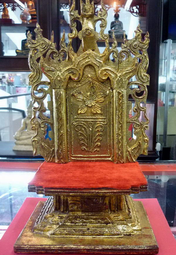 แท่นบูชาพระพุทธลงรักปิดทองเก่า ด้านหลังลงสีด้วยชาด(สีแดง) สภาพสวยจัดสุดสุด เก่าเก็บสุดคลาสสิค - 3