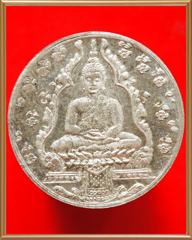 เหรียญพระแก้วมรกต พ.ศ.๒๔๗๕ เนื้ออัลปาก้า ฉลองกรุงฯ ๑๕๐ ปี - 3