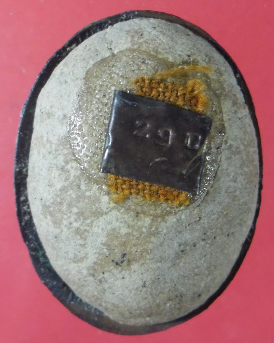 ล็อกเก็ตรูปไข่นั่งหลังฝังตะกรุดเงิน หลวงปู่หมุน รุ่นเสาร์ ๕ บูชาครู เลข ๒๙๐ มีกล่อง มีบัตร ปี ๔๓(๓) - 2