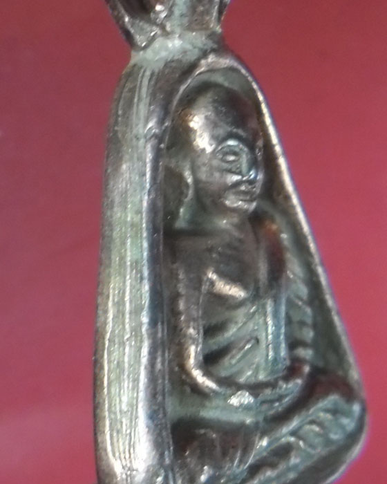 เหรียญหล่อจอบเล็ก หลวงพ่อเงิน รุ่นพระพิจิตร หลวงปู่หมุน ปลุกเสก เนื้อนวะโลหะ เลข๑๔๙๕ ปี ๔๒(๑) - 3