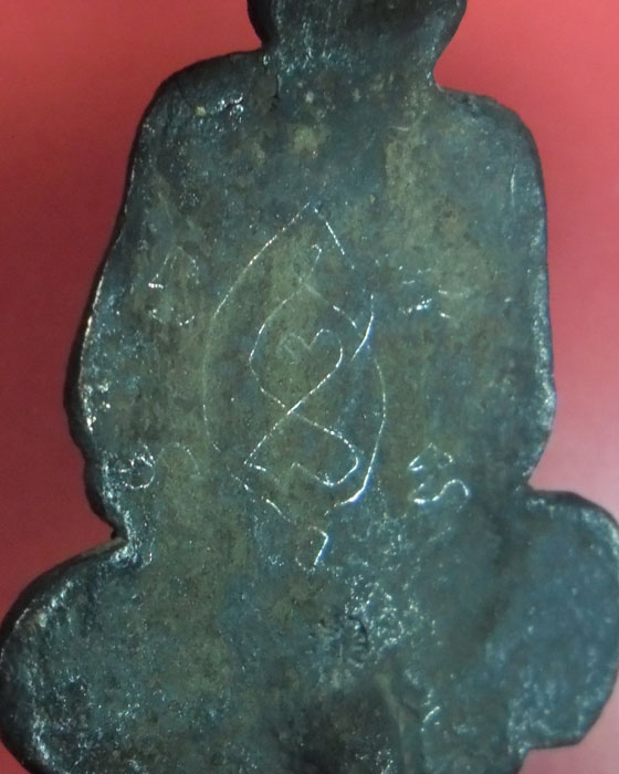 รูปหล่อครึ่งซีกติดบาตรน้ำมนต์ หลวงปู่หมุน รุ่นเสาร์ ๕ บูชาครู เนื้อนวโลหะตอกโค๊ด มีบัตร ปี๔๓(๕) - 3