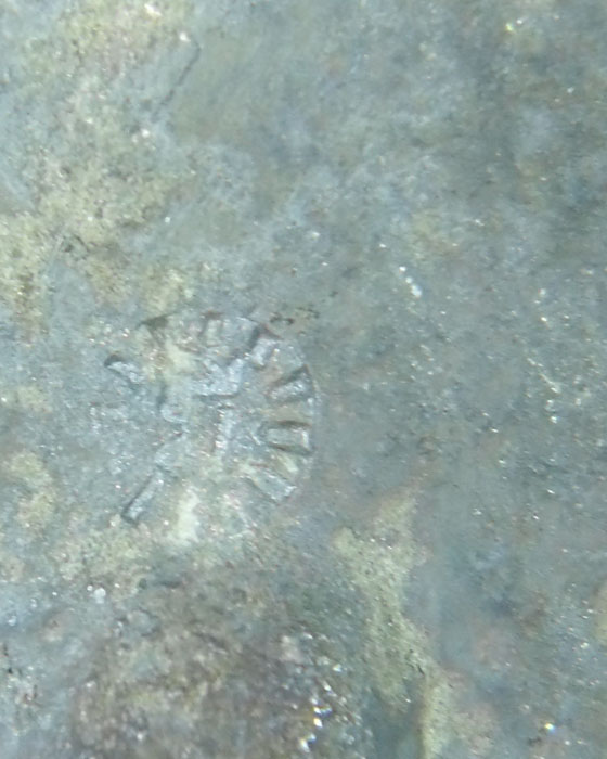 รูปหล่อครึ่งซีกติดบาตรน้ำมนต์ หลวงปู่หมุน รุ่นเสาร์ ๕ บูชาครู เนื้อนวโลหะตอกโค๊ด มีบัตร ปี๔๓(๕) - 4