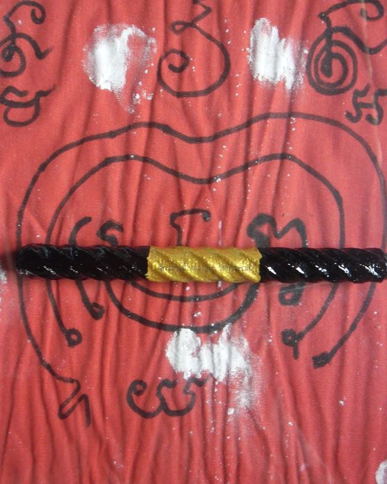 ตะกรุด หลวงปู่พา วัดบัวระรมย์ รุ่นจักรพรรดิ์ ม้วนถักเชือกคลุกผงวิเศษลงรักปิดทอง โค๊ด เลข ๙๔๐ ปี๕๖(๑) - 1