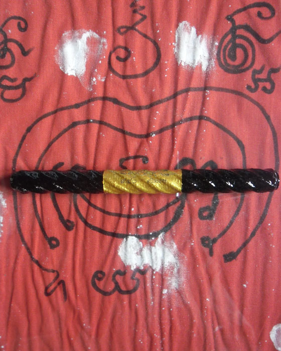 ตะกรุด หลวงปู่พา วัดบัวระรมย์ รุ่นจักรพรรดิ์ ม้วนถักเชือกคลุกผงวิเศษลงรักปิดทอง โค๊ด เลข ๙๔๐ ปี๕๖(๑) - 2