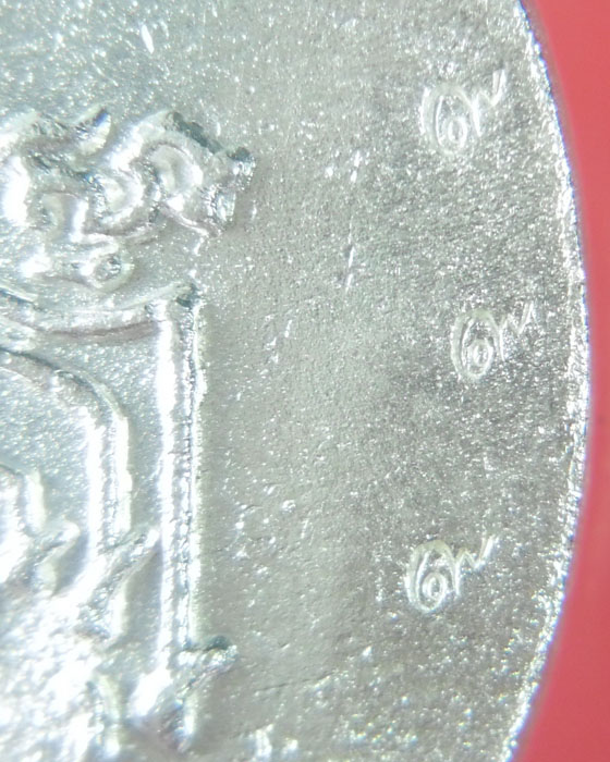 เหรียญหล่อโบราณ หลวงปู่พา วัดบัวระรมย์ รุ่นมหาลาภรวยทันใจ เนื้อเงินตอกโค้ดพิเศษ โค้ดเลข ๙๙๙ ปี ๕๗(๑) - 4