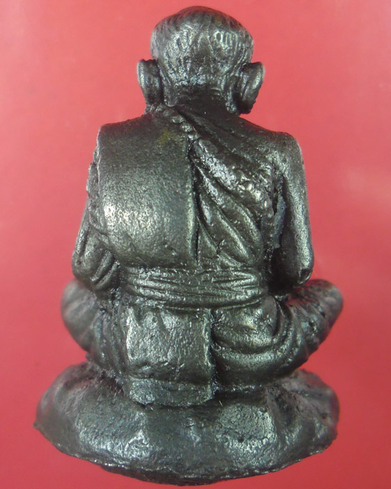 รูปเหมือนเบ้าทุบ หลวงปู่หมุน รุ่นเสาร์ ๕ บูรพาจารย์เนื้อเหล็กน้ำพี้โค๊ตและเลข๓๔พร้อมกล่อง ปี๕๔(๓) - 2