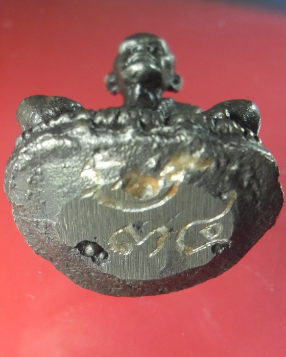 รูปเหมือนเบ้าทุบ หลวงปู่หมุน รุ่นเสาร์ ๕ บูรพาจารย์เนื้อเหล็กน้ำพี้โค๊ตและเลข๓๔พร้อมกล่อง ปี๕๔(๓) - 3