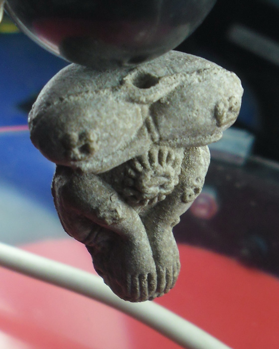 พระปิดตา หลวงปู่หมุน รุ่นรวยทันใจ  เนื้อผงกสินผสมเหล็กน้ำพี้ ๑ โค้ด แม่เหล็กดูดติด พร้อมบัตรปี๔๓(๑๔) - 5