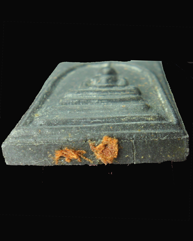 พระสมเด็จหลังลายเซ็นต์ใต้ฐานอุดจีวร หลวงปู่หมุน วัดบ้านจาน รุ่นมหาสมปรารถนา เนื้อดำติดจีวร ปี๔๓(๔) - 3