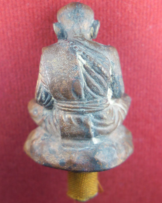 รูปหล่อเบ้าทุบเนื้อนวะโลหะเต็มสูตร หลวงปู่หมุน วัดบ้านจาน รุ่นหลวงปู่พารวย หมายเลข ๗๗๙ ปี๒๕๕๓(๑) - 2