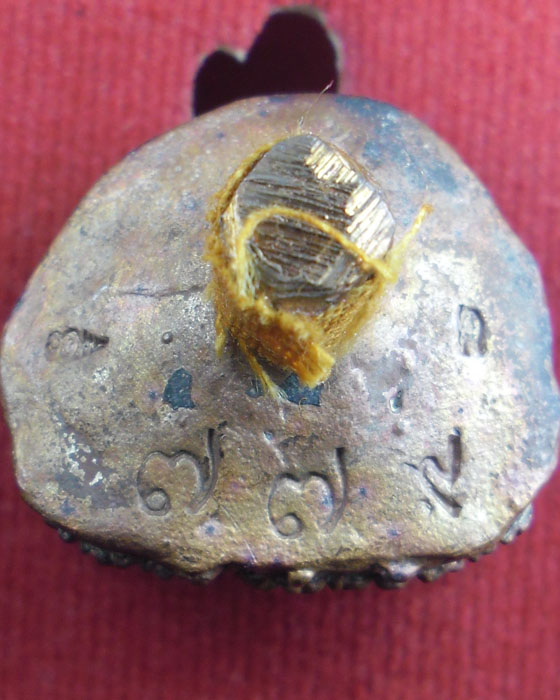 รูปหล่อเบ้าทุบเนื้อนวะโลหะเต็มสูตร หลวงปู่หมุน วัดบ้านจาน รุ่นหลวงปู่พารวย หมายเลข ๗๗๙ ปี๒๕๕๓(๑) - 3