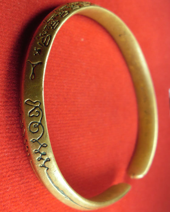 กำไลจักรพรรดิ หลวงปู่หมุน ฐิตสีโล รุ่นจักรพรรดิตราธิราช เนื้อสัมฤทธิ์ สภาพใช้ ปี ๒๕๔๕(๑) - 2