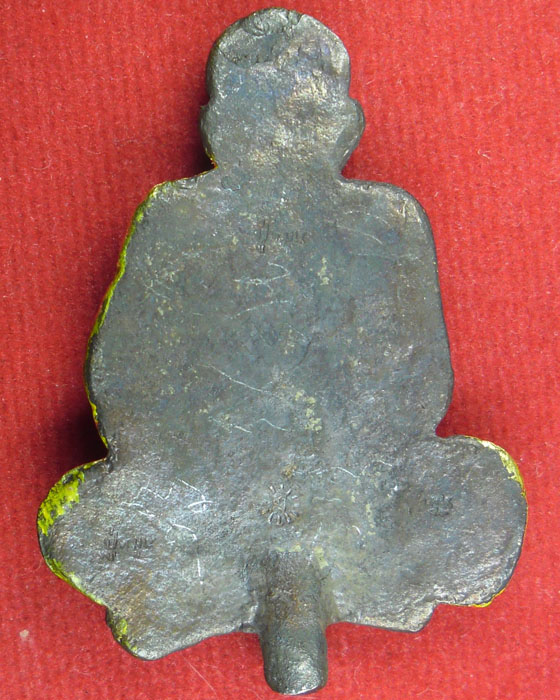 รูปหล่อครึ่งซีกติดบาตรน้ำมนต์ หลวงปู่หมุน รุ่นเสาร์ ๕ บูชาครู เนื้อนวโลหะทาทองกรรมการ ๙ โค๊ด ปี๔๓(๓) - 2