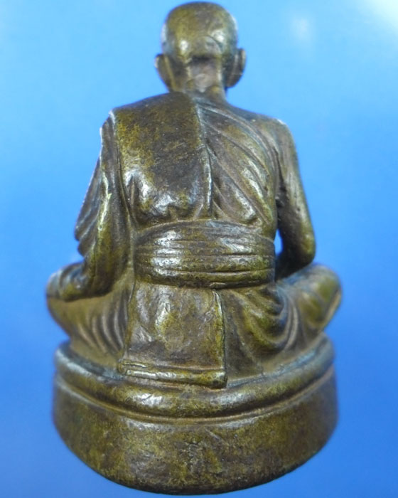 รูปเหมือน หลวงปู่หมุน ฐิตสีโล รุ่นมหาสมปรารถนา เนื้อทองแดง ตอกโค๊ตติดจีวรไม่อุดผง สร้าง ปี ๒๕๕๓(๔) - 2