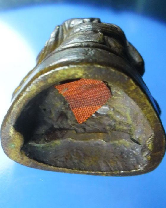 รูปเหมือน หลวงปู่หมุน ฐิตสีโล รุ่นมหาสมปรารถนา เนื้อทองแดง ตอกโค๊ตติดจีวรไม่อุดผง สร้าง ปี ๒๕๕๓(๔) - 3