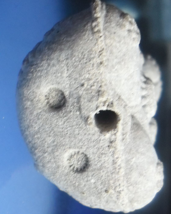 พระปิดตา หลวงปู่หมุน รุ่นรวยทันใจ เนื้อผงกสินผสมเหล็กน้ำพี้ฝังเนื้อชนวนพระแก้วสามจุดสองโค๊ต ปี๔๓(๑๒) - 3