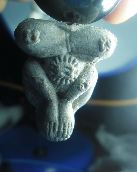 พระปิดตา หลวงปู่หมุน รุ่นรวยทันใจ เนื้อผงกสินผสมเหล็กน้ำพี้ฝังเนื้อชนวนพระแก้วสามจุดสองโค๊ต ปี๔๓(๑๒) - 5