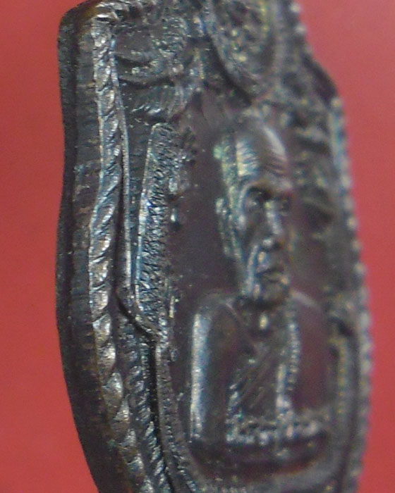 เหรียญมังกรคู่ หลวงปู่หมุน ฐิตสีโล รุ่น เสาร์ ๕ มหาเศรษฐี  เนื้อทองแดง ตอกโค๊ต ปี ๒๕๔๓(๓๑) - 4